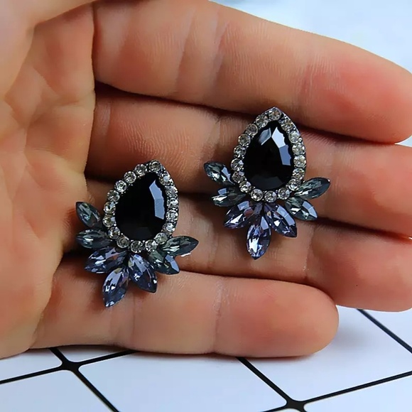 Diamonds & Jules Jewelry - 🍨BOGO 50% OFF🍨 Black Rhinestone Earrings